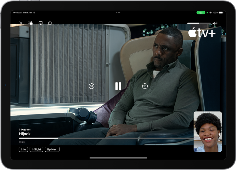Μια κλήση FaceTime που εμφανίζει μια συνεδρία SharePlay με περιεχόμενο βίντεο Apple TV+ σε κοινή χρήση κατά την κλήση. Το άτομο που μοιράζεται το περιεχόμενο εμφανίζεται στο μικρό παράθυρο, το βίντεο γεμίζει την υπόλοιπη οθόνη και τα στοιχεία ελέγχου αναπαραγωγής βρίσκονται στο πάνω μέρος του βίντεο.
