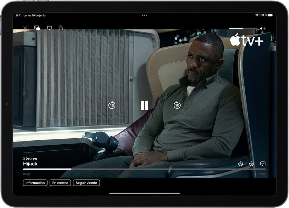 Serie reproduciéndose con los controles visibles. Los botones Cerrar, imagen dentro de imagen, AirPlay y Compartir están arriba a la izquierda. El regulador de volumen se encuentra en la parte superior derecha. En el centro están los botones para retroceder y avanzar 10 segundos y el botón de pausa. En la parte central del margen inferior hay un regulador que puedes arrastrar para ajustar la posición del vídeo: el tiempo de reproducción transcurrido y el restante se muestran a cada lado de la línea del regulador. En la parte inferior derecha están los botones Información, “En escena” y “Seguir viendo”.