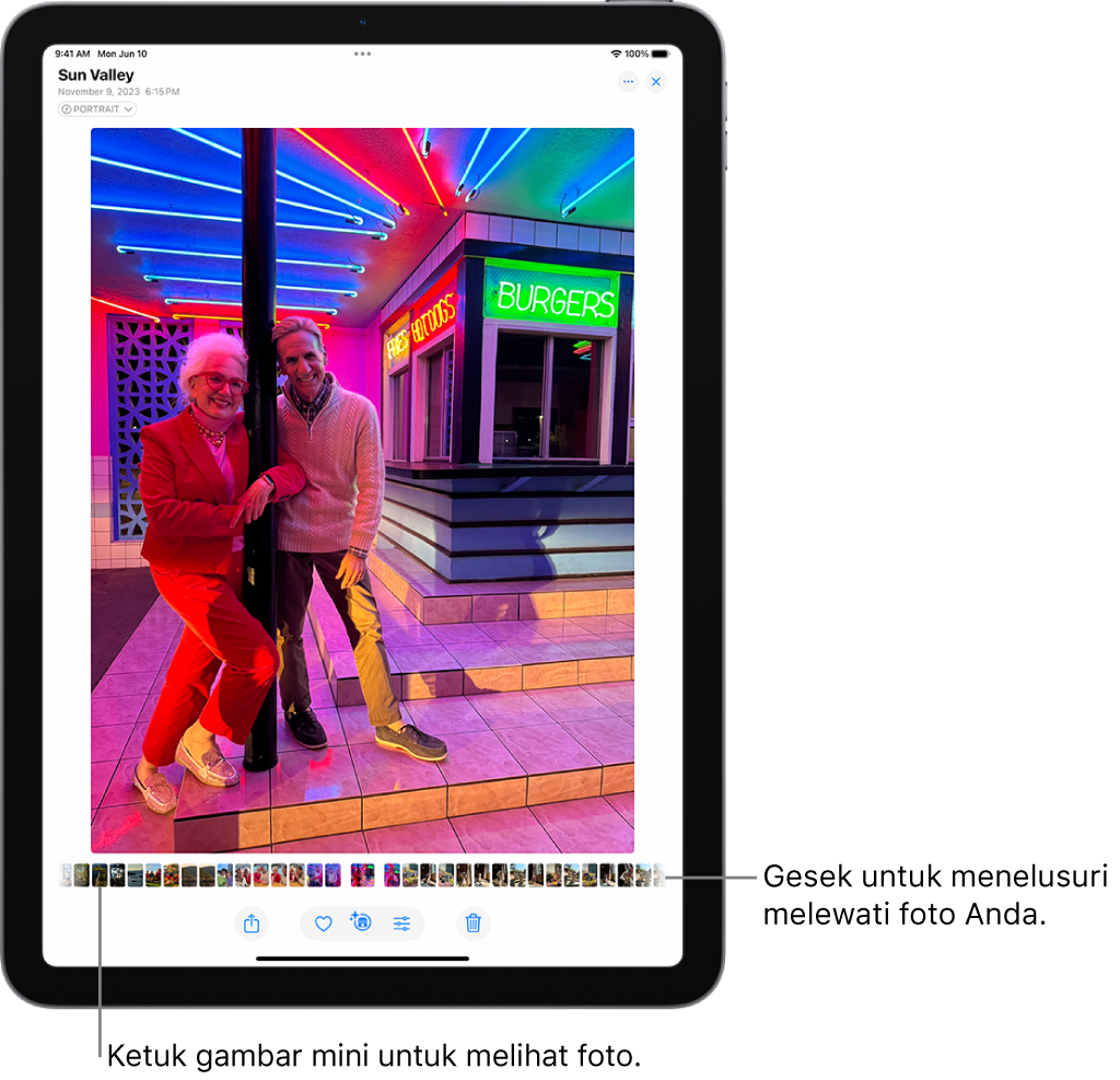 App Foto menampilkan foto dalam layar penuh. Di bagian bawah layar terdapat gambar mini foto lainnya dari perpustakaan.