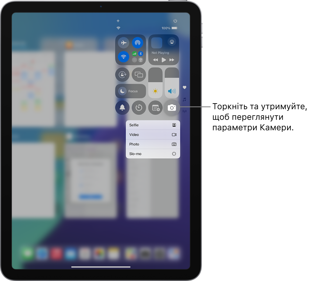Екран, на якому відображаються додаткові параметри Камери, доступні в Центрі керування, коли ви торкаєте й утримуєте елемент керування «Камера». Доступні опції: «Селфі», «Відео», «Фото» та «Сповільнені».