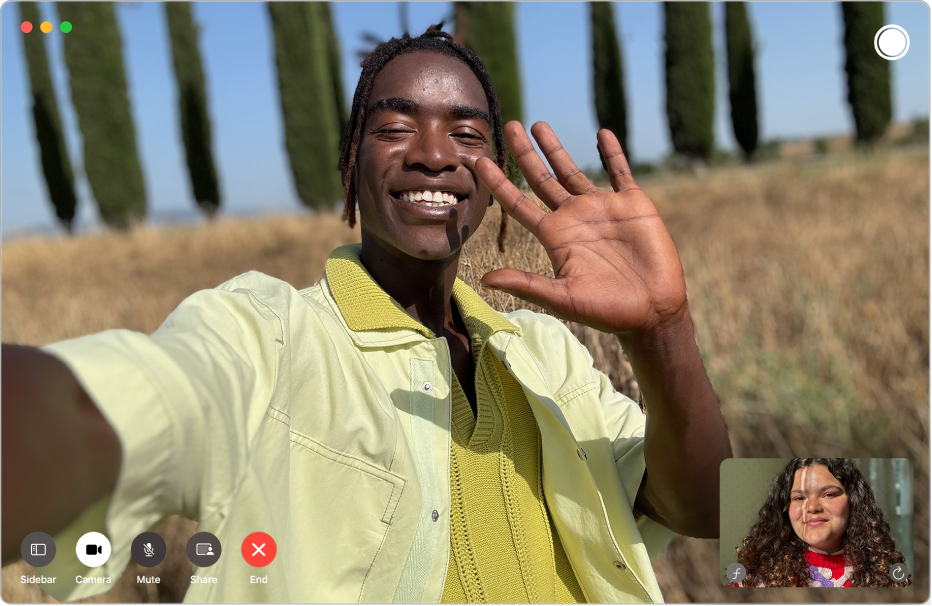 A janela do FaceTime durante uma ligação de vídeo entre duas pessoas. A pessoa que iniciou a chamada é mostrada em uma casa no canto inferior direito e os outros participantes na parte principal da janela.