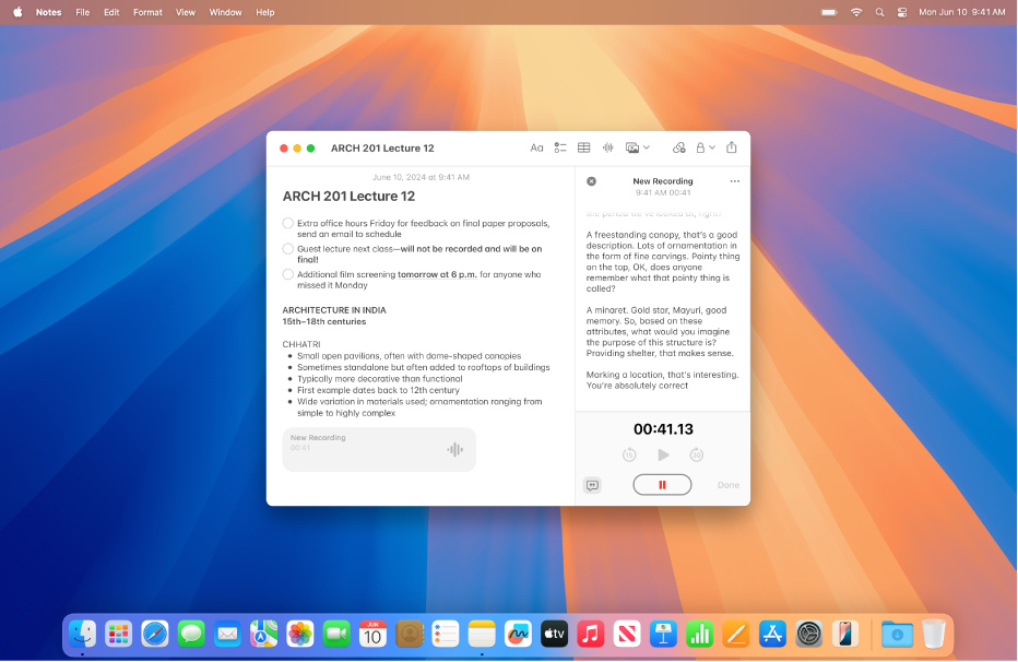 Una finestra de l’app Notes del Mac amb una gravació d’àudio al cos de la nota. El botó “Mostra la transcripció” està activat i es mostra la transcripció en temps real de la gravació d’àudio.