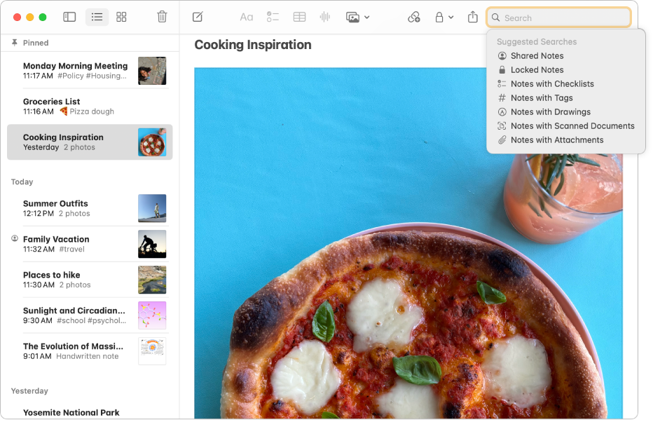 Một cửa sổ Ghi chú đang hiển thị một danh sách ghi chú. Các tìm kiếm được gợi ý sẽ xuất hiện ở góc trên cùng bên phải, chẳng hạn như các ghi chú bị khóa và các ghi chú có các tệp đính kèm.