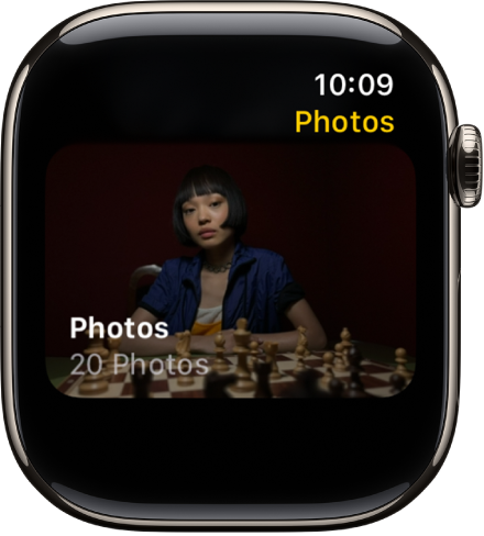 Приложението Photos (Снимки) на Apple Watch, показващо албум, наречен Friends (Приятели)