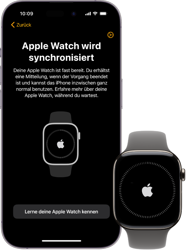 Ein iPhone neben einer Apple Watch. Auf dem iPhone wird „Apple Watch wird synchronisiert“ angezeigt. Auf der Apple Watch ist der Fortschritt der Synchronisierung zu sehen.