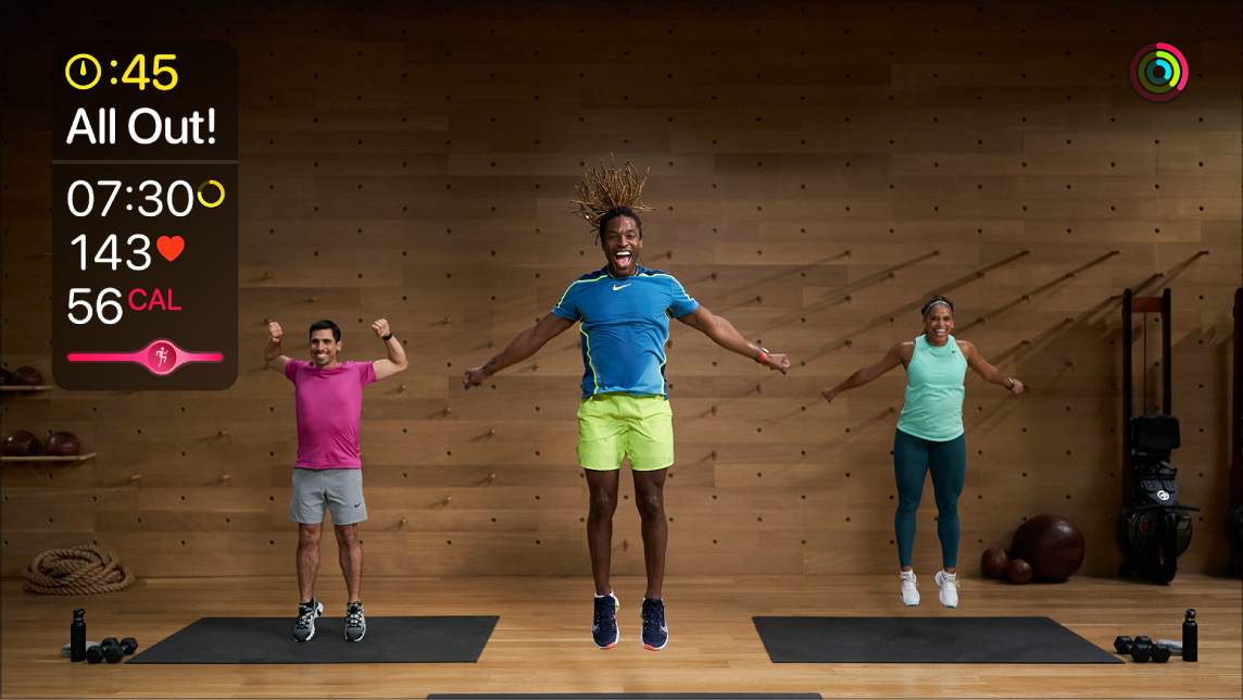 Entraînement Fitness+ sur l’Apple TV qui affiche des données en direct de l’Apple Watch