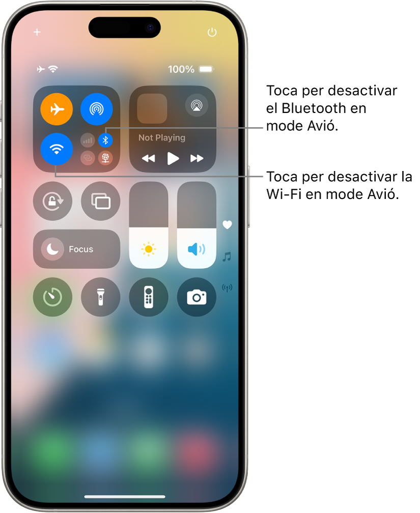 Centre de control de l’iPhone. Al grup de controls de la part superior esquerre hi ha el botó per al mode d’avió (a dalt a l’esquerra) el botó “Wi-Fi” (a baix a l’esquerra) i el botó “Bluetooth” (a baix a la dreta). El mode d’avió, la Wi-Fi i el Bluetooth estan activats. Toca el botó “Bluetooth” per desactivar el Bluetooth en mode d’avió. Toca el botó “Wi-Fi” per desactivar la Wi-Fi en mode d’avió.