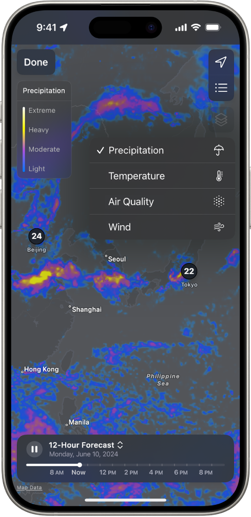 Přes celou obrazovku iPhonu se rozkládá teplotní mapa okolí. V pravém horním rohu jsou vidět tlačítka Současná poloha, Oblíbená místa a Překryvná nabídka. Je vybráno tlačítko Překryvná nabídka a zobrazí se tlačítka Srážky, Teplota, Kvalita ovzduší a Vítr. Je vybráno tlačítko Srážky. V levém horním rohu se nachází tlačítko Hotovo a Měřítko překryvu pro mapu srážek.