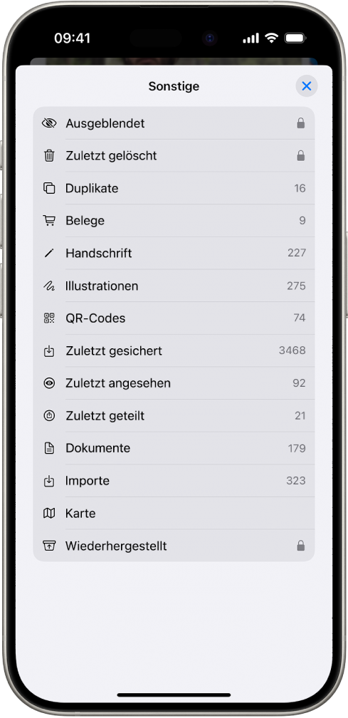 In der App „Fotos“ ist die Sammlung „Sonstige“ geöffnet und zeigt eine Liste mit Sammlungen von Fotos an.