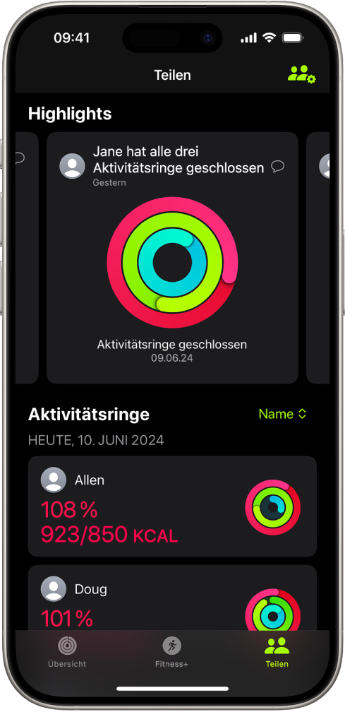 Der Bildschirm „Teilen“ der App „Fitness“ mit Aktivitätsringen und Highlights, die zwischen einer Person und ihren Freund:innen geteilt wurden.