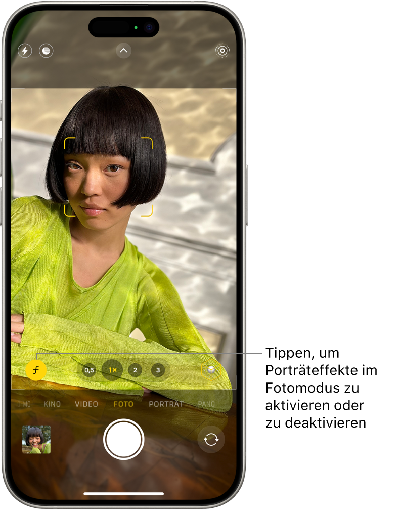 Der Bildschirm „Kamera“ im Modus „Foto“. Das Motiv im Sucher ist scharf und der Hintergrund weichgezeichnet. Unten links im Sucher ist die Taste „Tiefe“ ausgewählt, um den entsprechenden Porträteffekt anzuwenden.
