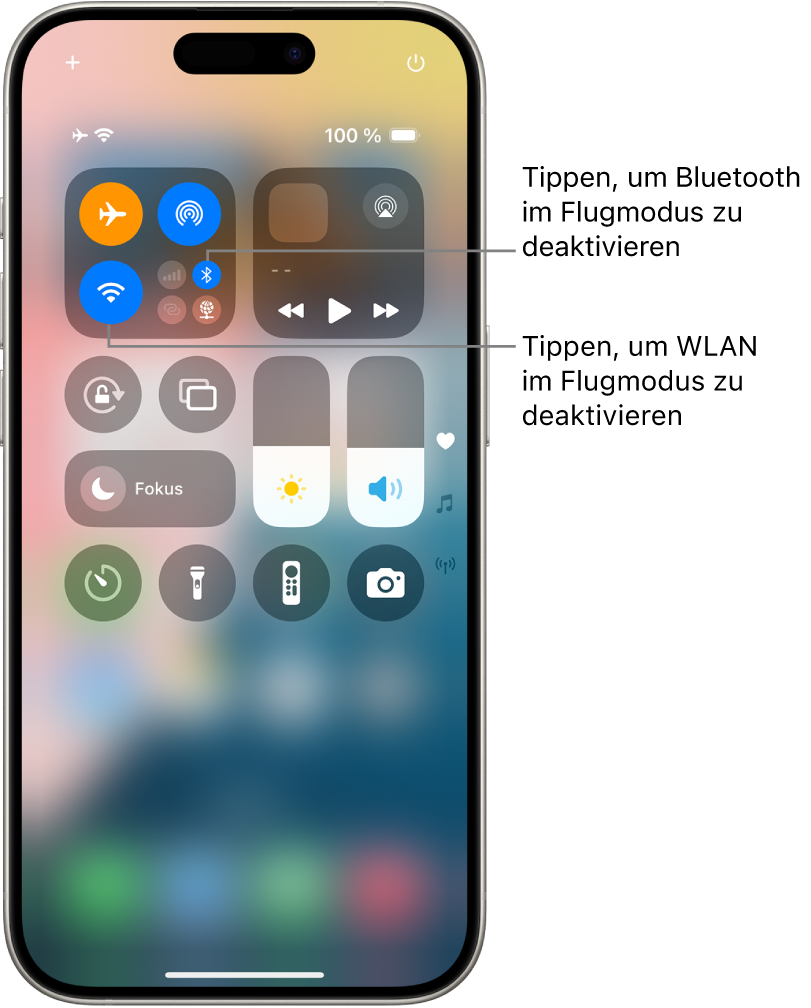 Das iPhone-Kontrollzentrum In der Gruppe mit Steuerelementen oben links befinden sich die Tasten „Flugmodus“ (oben links), „WLAN“ (unten links) und „Bluetooth“ (unten rechts). Die Optionen „Flugmodus“, „WLAN“ und „Bluetooth“ sind aktiviert. Tippe auf die Taste „Bluetooth“, um Bluetooth im Flugmodus zu deaktivieren. Tippe auf die Taste „WLAN“, um WLAN im Flugmodus zu deaktivieren.