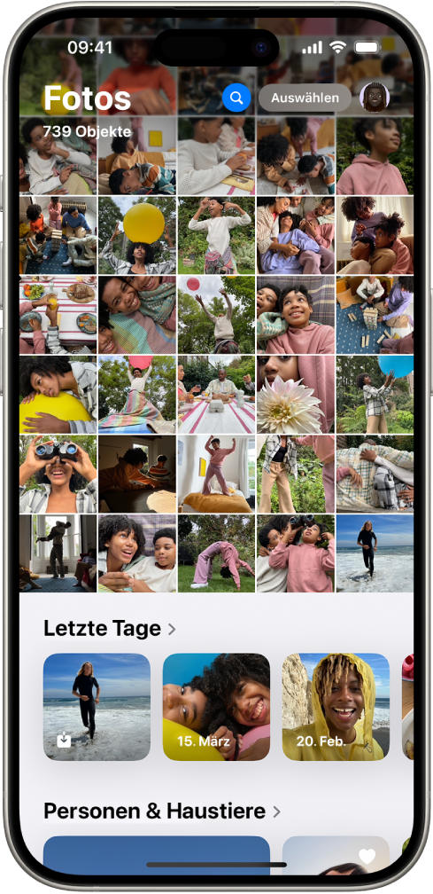 Die App „Fotos“ ist geöffnet. Die oberen zwei Drittel des Bildschirms zeigen die Fotomediathek in einem Raster. Darunter befindet sich die Fotosammlung „Letzte Tage“ und darunter die Sammlung „Personen & Haustiere“.