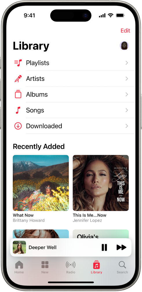 Η οθόνη Βιβλιοθήκης όπου φαίνεται μια λίστα κατηγοριών όπως «Λίστες αναπαραγωγής», «Καλλιτέχνες», «Άλμπουμ» «Τραγούδια» και «Ληφθέντα». Η κεφαλίδα «Πρόσφατες προσθήκες» εμφανίζεται κάτω από τη λίστα. Το MiniPlayer στο οποίο εμφανίζεται ο τίτλος του τρέχοντος τραγουδιού, με τα κουμπιά «Παύση» και «Επόμενο» να εμφανίζονται κοντά στο κάτω μέρος.