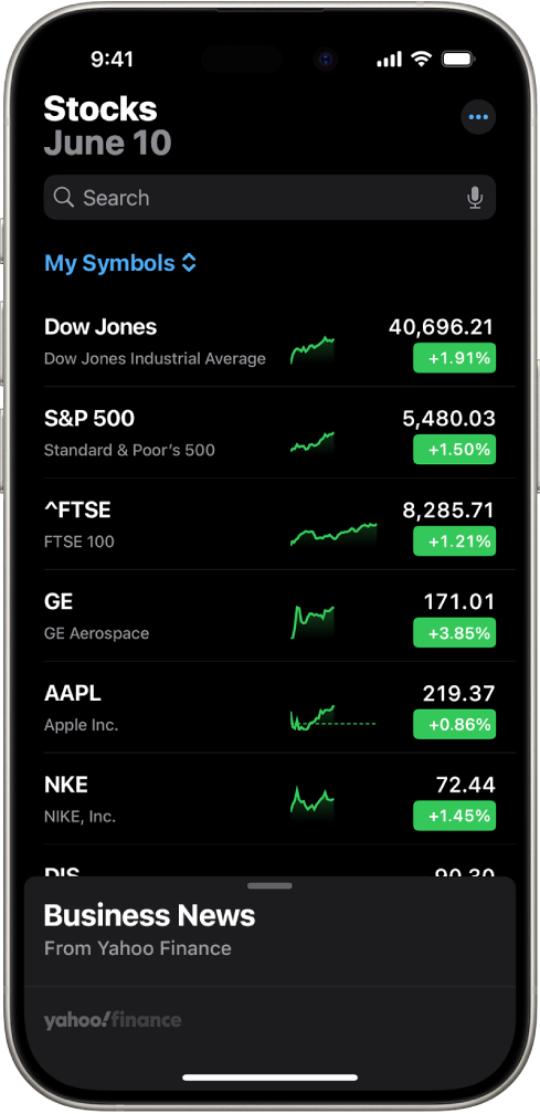 Una lista de seguimiento en la app Bolsa mostrando varias acciones. Cada acción en la lista muestra, de izquierda a derecha, el símbolo y nombre de la acción, una gráfica de rendimiento, el precio la acción y los cambios en su precio. En la parte superior de la pantalla, arriba de la lista de seguimiento llamada Mis símbolos, está el campo de búsqueda. En la parte inferior de la pantalla hay un artículo sobre Business News. Desliza hacia arriba sobre Business News para ver artículos.