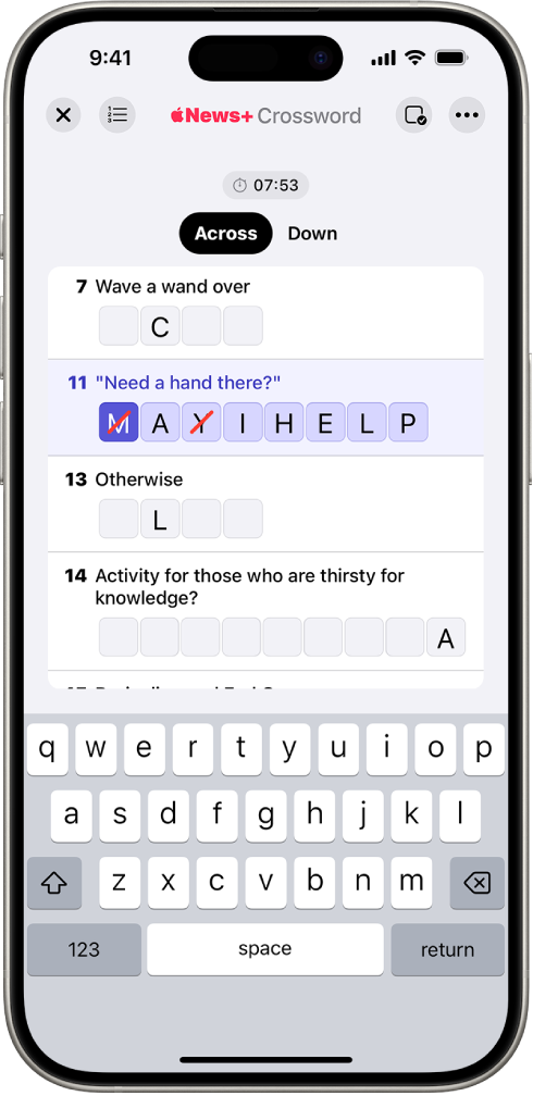 Un juego de crucigrama parcialmente completado en la visualización como lista, y un teclado abierto en la parte inferior.