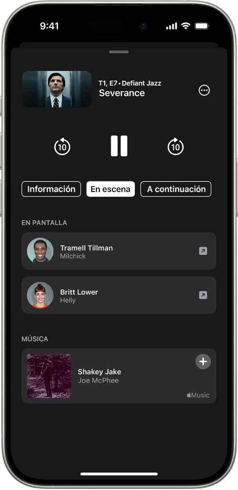 La pantalla “En escena” de la app Apple TV que muestra los actores y la música que suena en la serie anterior.