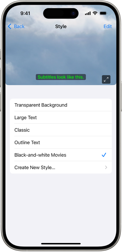 iPhone’i ekraanil kuvatakse kohandatud stiiliga subtiitrite näidet.