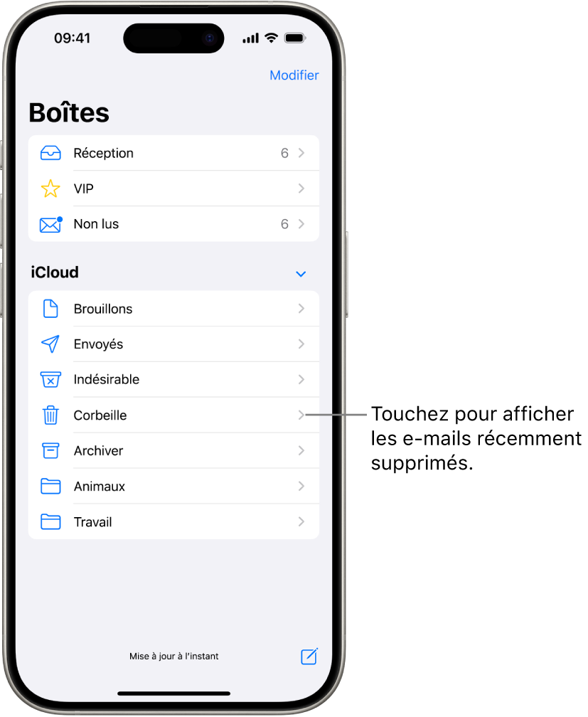 L’écran Boîtes. Sous iCloud, les boîtes sont indiquées de haut en bas, y compris la boîte Corbeille. Touchez-la pour voir les messages supprimés récemment.