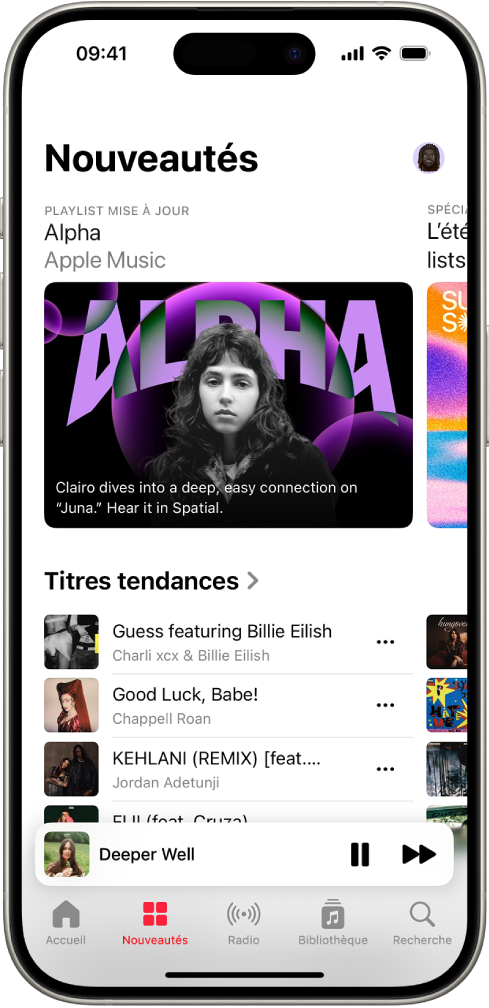 L’écran Nouveautés présentant une playlist recommandée en haut. Vous pouvez balayer vers la gauche pour afficher davantage de recommandations musicales et vidéos. La section « Titres du moment » s’affiche en dessous. Vous pouvez balayer l’écran vers le haut pour découvrir de nouvelles musiques et des musiques recommandées.