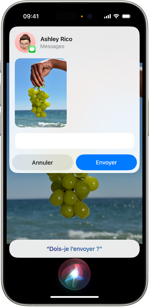 Un écran d’iPhone avec l’indicateur d’écoute de Siri en bas au centre et, au-dessus, la réponse de Siri sous la forme d’un message texte prêt à être envoyé.