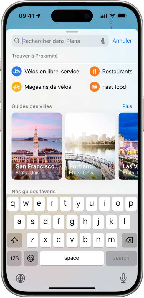 L’app Plans affichant le champ de recherche, des catégories de services à proximité ainsi que des guides touristiques. Le clavier à l’écran de l’iPhone apparaît dans la partie inférieure de l’app.