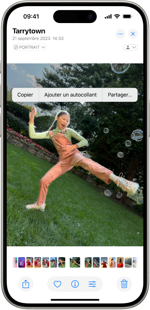 L’app Photos est ouverte sur la photo d’une personne. La personne est sélectionnée, et l’option « Ajouter des autocollants » est disponible dans le menu situé au-dessus.