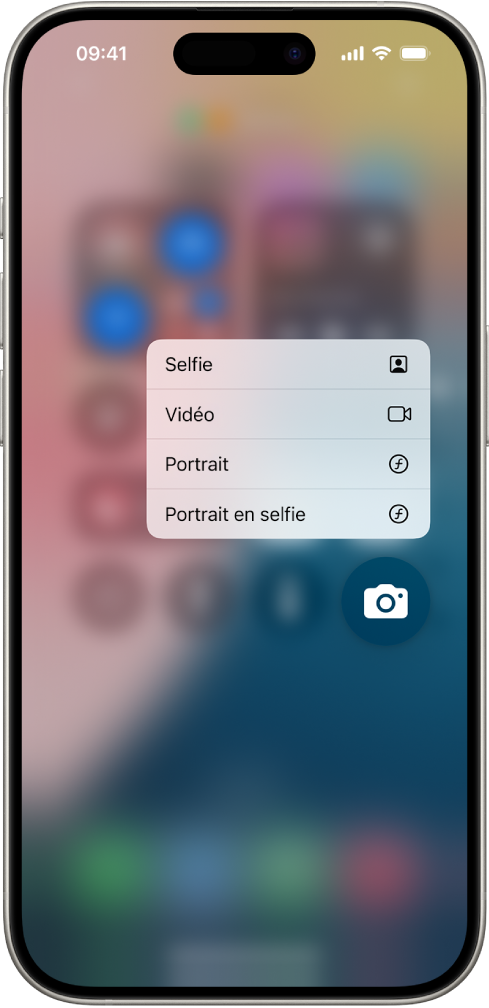 Un écran d’accueil flouté, avec le menu des actions rapides de l’appareil photo s’affichant sous l’icône de l’app Appareil photo.