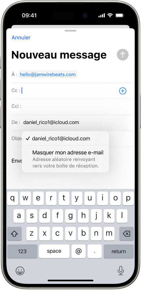 Un brouillon d’e-mail en cours d’écriture. Le champ De est sélectionné avec deux options indiquées en dessous : une adresse e-mail personnelle et « Masquer mon adresse e-mail ».