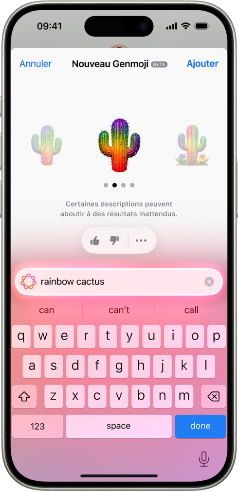 iPhone affichant une conversation dans l’app Messages. Un Genmoji apparaît au centre de l’écran, au-dessus du clavier.