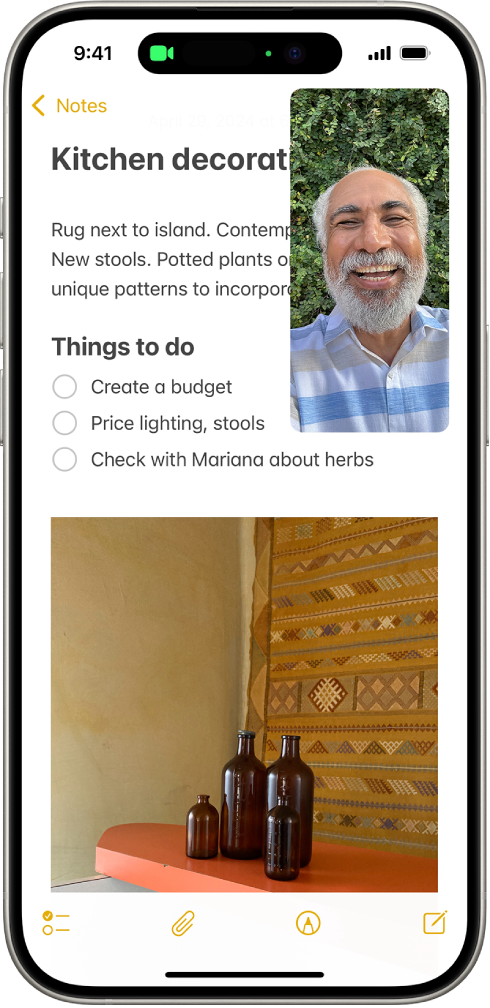 FaceTime-beszélgetés van folyamatban, a képernyő többi részét pedig egy konyha berendezéséről készített jegyzet tölti ki.