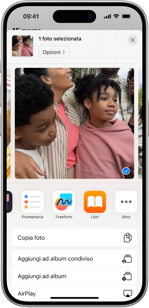 La schermata per condividere una foto, con le opzioni di condivisione subito sotto la foto aperta, compreso il pulsante Altro per modificare le opzioni di condivisione.
