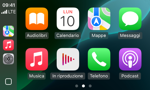 La schermata iniziale di CarPlay che mostra le app Mappe, Musica e Messaggi nella barra laterale. A destra sono mostrati gli audiolibri, il calendario, le mappe, i messaggi, la musica, i contenuti in riproduzione, il telefono e i podcast.