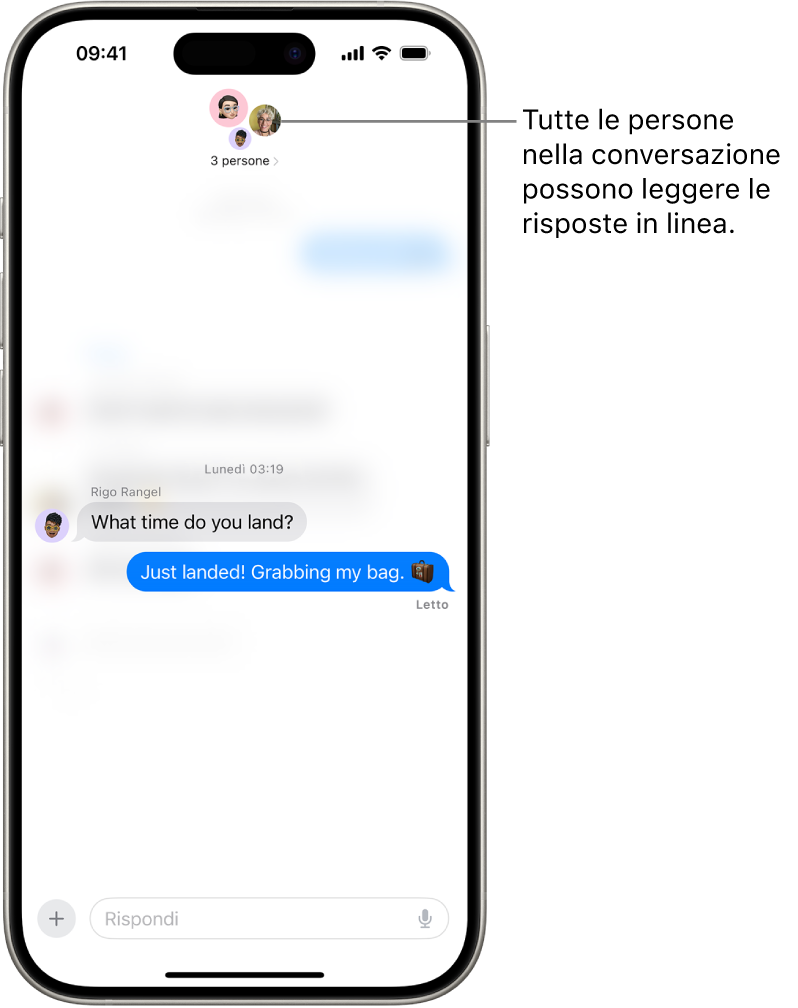 Scrittura di una risposta in linea all’interno di una conversazione di gruppo in Messaggi. Le icone delle persone che fanno parte del gruppo si trovano nella parte superiore della schermata. Nella metà inferiore è presente la tastiera su schermo. La maggior parte dei messaggi nella conversazione è sfocata, ad eccezione del messaggio a cui si sta rispondendo in linea.