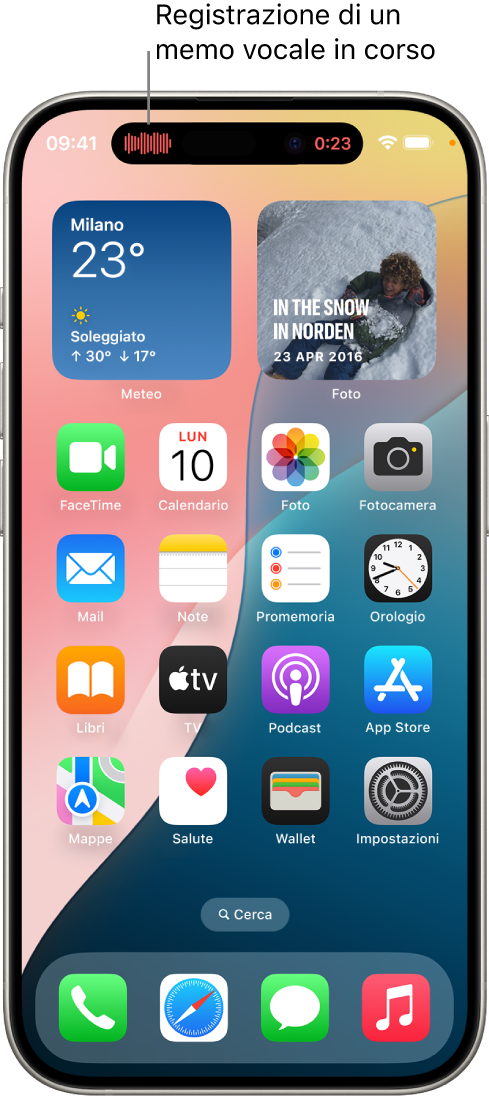 La schermata Home di iPhone, che mostra una registrazione di Memo Vocali nella Dynamic Island.