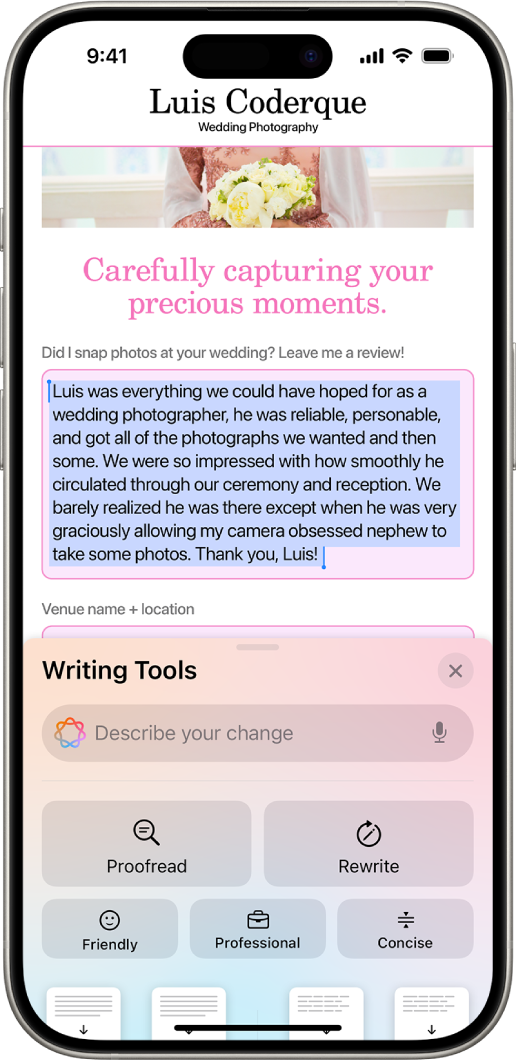 iPhone tālrunī tiek rādīts izcelts teksts ekrāna augšdaļā un Writing Tools rūts apakšā. Writing Tools rūts augšpusē ir redzams lauks, kurā aprakstāt vajadzīgās izmaiņas. Apakšā ir redzamas Writing Tools opcijas.