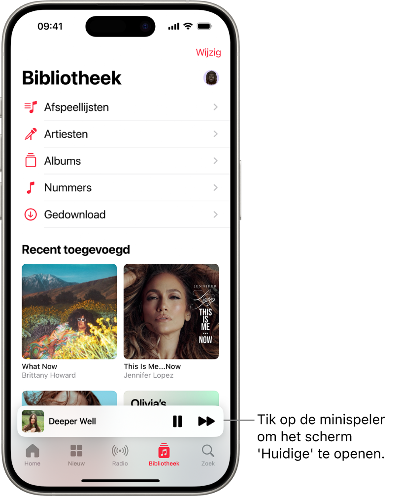 Het Bibliotheek-scherm met onderaan de minispeler. De minispeler toont de titel van het nummer dat wordt afgespeeld. Rechts van de titel staan de pauzeknop en de knop om naar het volgende nummer te gaan. Tik op de minispeler om het scherm 'Huidige' te openen.