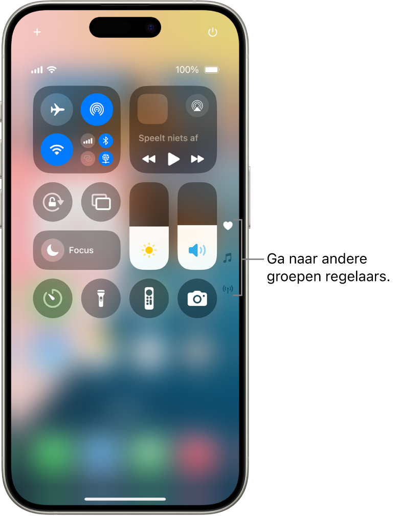 Het geopende bedieningspaneel op het iPhone-scherm, met aan de rechterkant symbolen voor het bekijken van andere groepen regelaars.