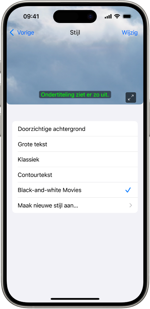 Een iPhone waarop een voorbeeld te zien is van ondertiteling met een aangepaste stijl.
