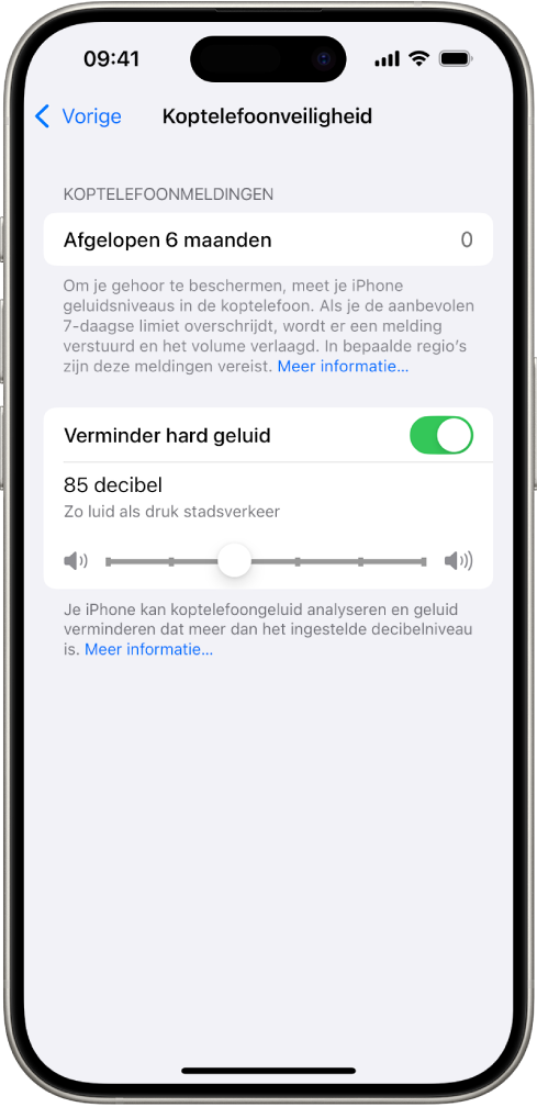 Het scherm 'Koptelefoonveiligheid', met het aantal koptelefoonmeldingen dat het afgelopen halfjaar is verzonden, de optie 'Verminder hard geluid', een schuifknop waarmee je het maximale decibelniveau wijzigt en de geselecteerde decibellimiet van 85 decibel.