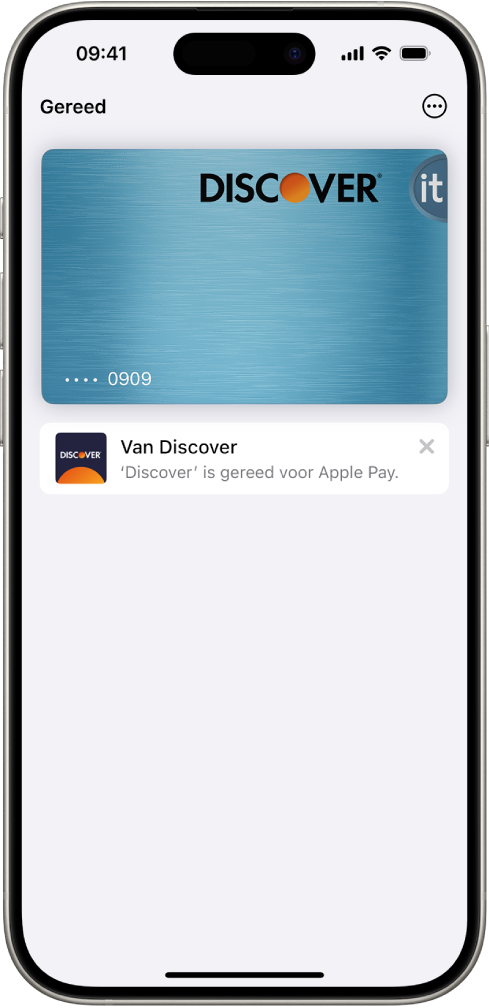 De Apple Card in Wallet, met rechtsboven de knop 'Meer'. Onder de afbeelding van de kaart staan het saldo, de wekelijkse activiteit en de betaalknop. Onderaan staan het huidige saldo van de spaarrekening en de laatste kaarttransacties.