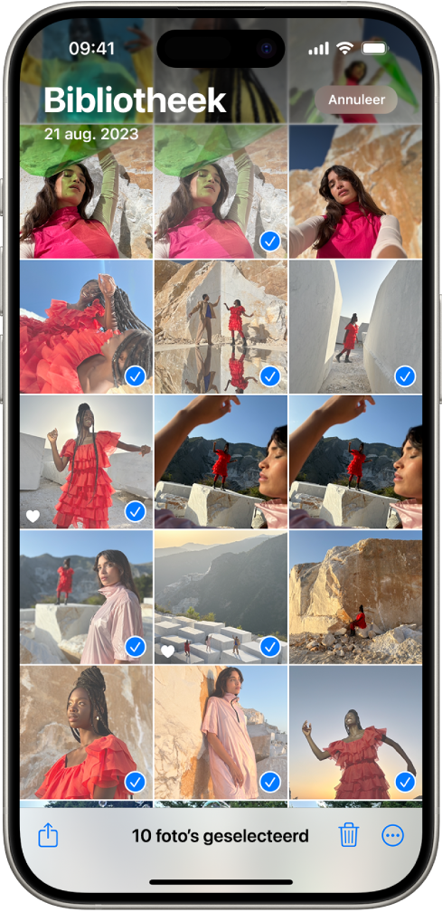 Het iPhone-scherm is gevuld met een raster van foto's, waarvan er sommige zijn geselecteerd. Onder in het scherm staan de knoppen 'Deel', 'Verwijder' en 'Meer'.