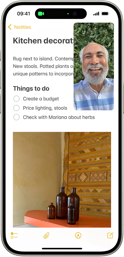 Een FaceTime-gesprek waarbij een notitie over keukeninrichting de rest van het scherm vult.