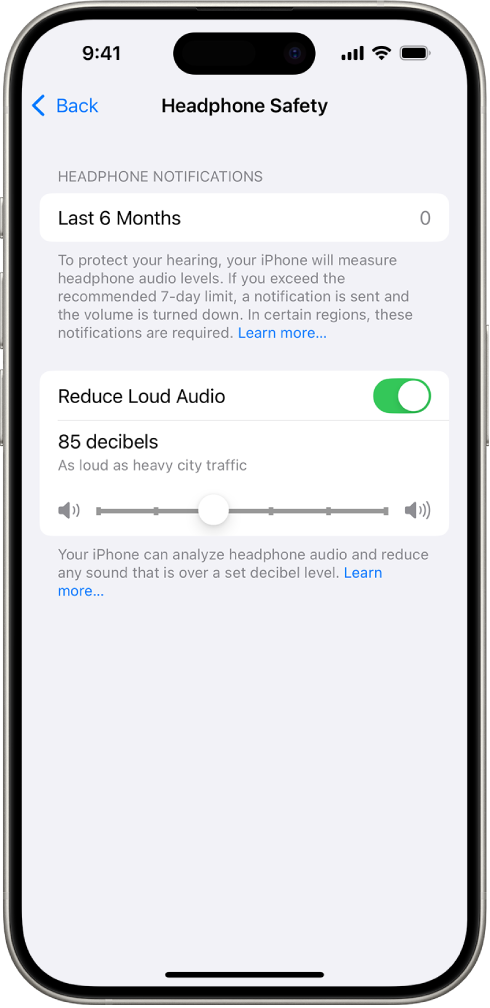 Skärmen Säkerhet med hörlurar med antalet hörlursnotiser som har skickats under de senaste sex månaderna, alternativet Minska starkt ljud, ett reglage för att ändra högsta tillåtna decibelnivå och den valda decibelgränsen 85 decibel.
