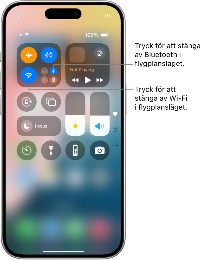 Kontrollcenter på iPhone. I den övre vänstra gruppen av reglage finns knappen för flygplansläge (högst upp till vänster), knappen för Wi-Fi (längst ned till vänster) och knappen för Bluetooth (längst ned till höger). Flygplansläge, Wi-Fi och Bluetooth är samtliga aktiverade. Tryck på Bluetooth-knappen om du vill stänga av Bluetooth i flygplansläge. Tryck på Wi-Fi-knappen om du vill stänga av Wi-Fi i flygplansläge.