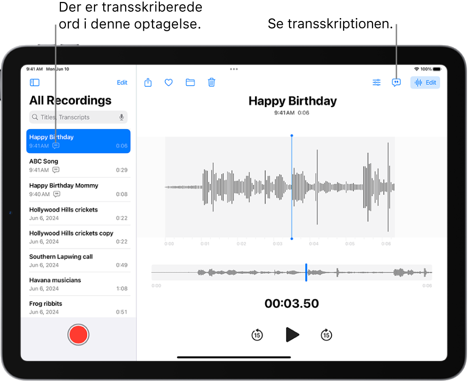 En optagelse, der er foretaget i Memoer. Listen med optagelser vises til venstre, hvor optagelsen øverst er valgt. Til højre har bølgeformen et afspilningsmærke, som du kan trække for at gå til et bestemt sted i optagelsen. Ovenover bølgeformen findes knapperne Del, Favorit, Flyt, Slet, Afspilningsindstillinger, Transskription og Rediger. Under tidslinjen findes betjeningspanelet til afspilning.