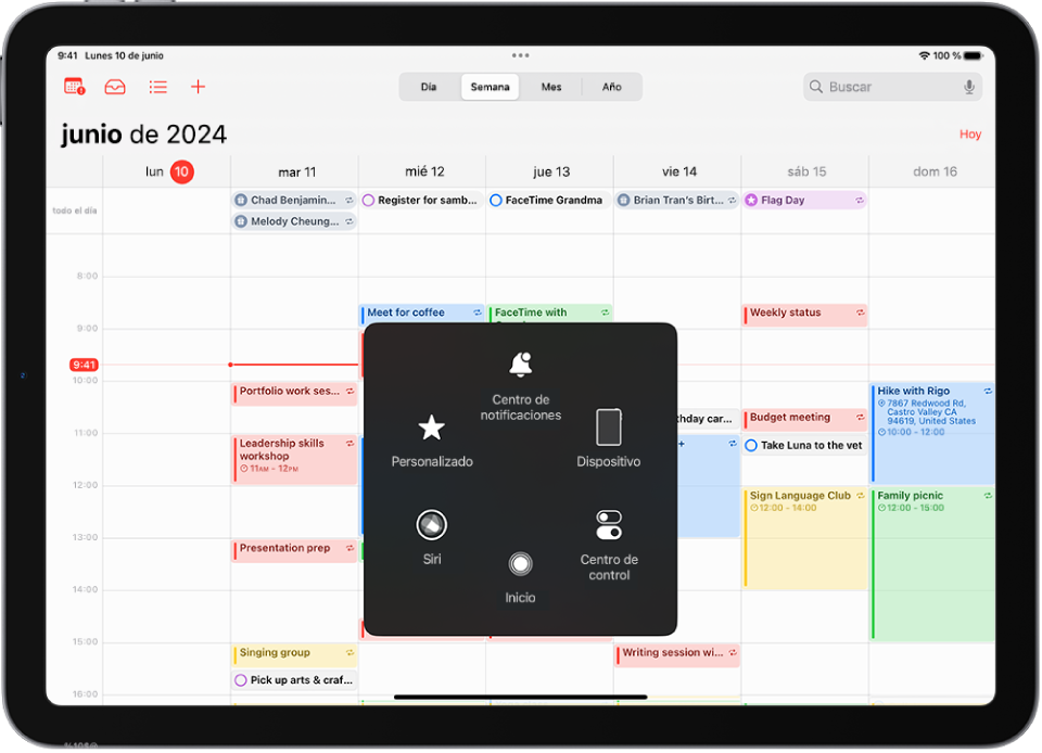 El iPad con el menú AssistiveTouch está visible con los controles Centro de notificaciones, Dispositivo, Centro de control, Inicio, Siri y Personalizados.