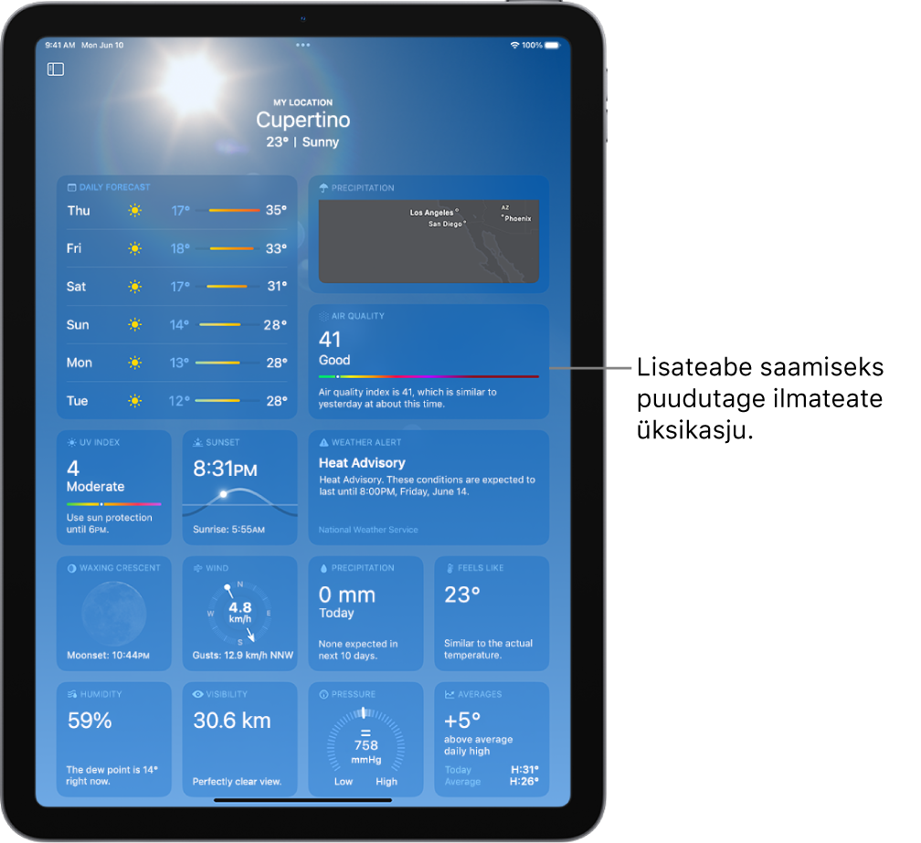 Rakenduse Weather kuvas on ülaosas asukoht ning selle all hetketemperatuur ja ilmatingimused. Ekraani ülejäänud osas kuvatakse sellist ilmateavet nagu kümne päeva ennustus, sademete kaart, kuufaaas, tuulesuund ja -kiirus, UV-indeks, päikeseloojangu aeg, tuntav temperatuur ning sademete ennustus.