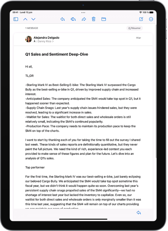 iPad affichant un e-mail dans l’app Mail. Le bouton Résumer se trouve dans l’angle supérieur droit.