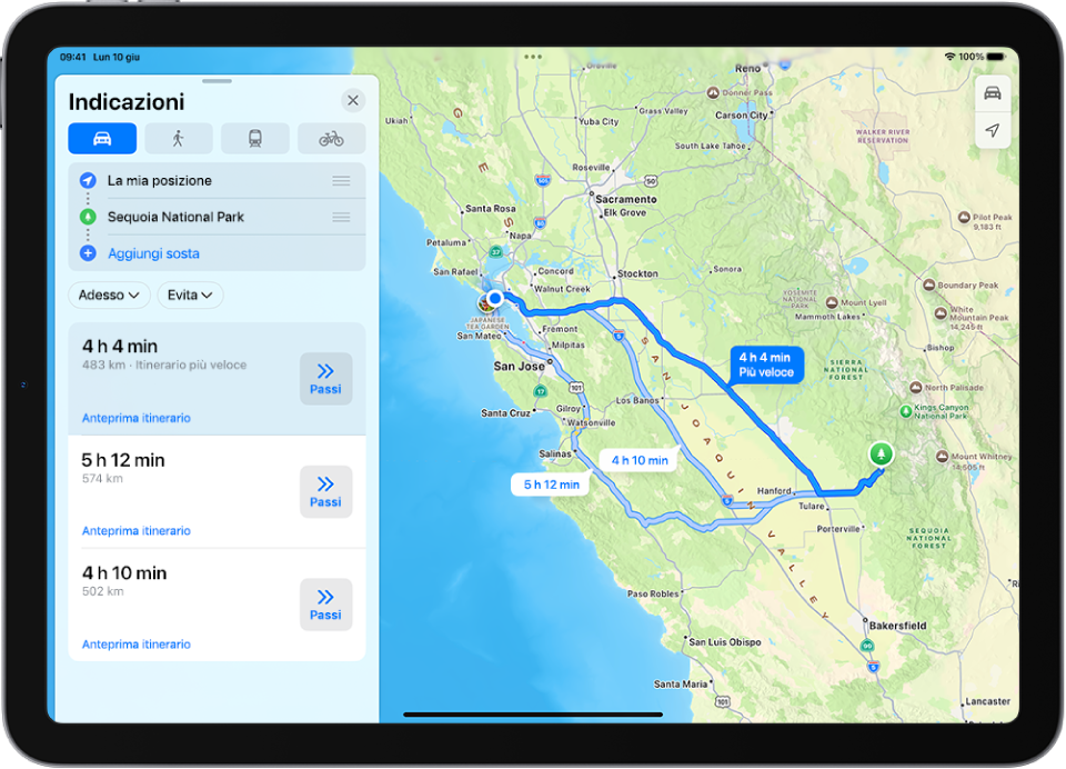 iPad che mostra una mappa con varie opzioni di itinerari in auto verso la stessa destinazione. Ciascun itinerario mostra il tempo di percorrenza e la distanza stimati e il pulsante Passi per avviare le indicazioni dettagliate. Le diverse colorazioni su ciascun itinerario indicano le condizioni del traffico.